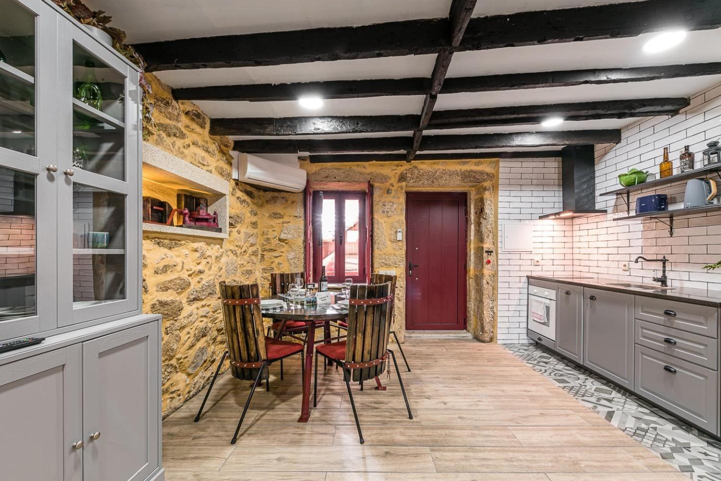 Отель Guestready - Charming Stone Wall Retreat Вила-Нова-ди-Гая Экстерьер фото