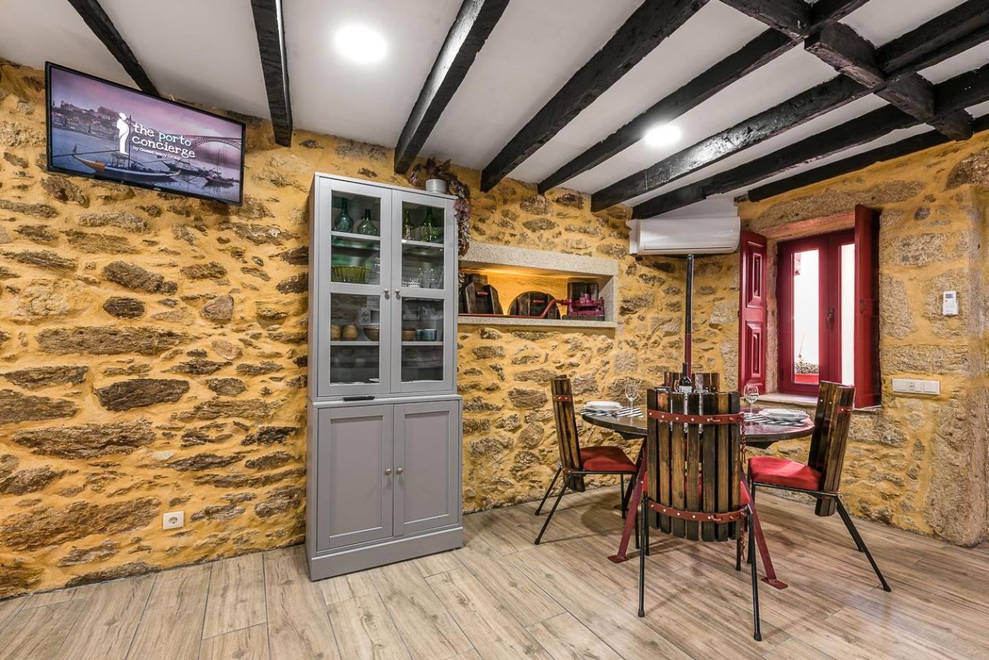 Отель Guestready - Charming Stone Wall Retreat Вила-Нова-ди-Гая Экстерьер фото